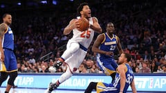 Derrick Rose trata de anotar durante el partido que enfrent&oacute; a los New York Knicks y a los Golden State Warriors la temporada 2016-17.