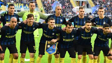 Inter Milan's captain Mauro Icardi (C first row) poses with teammates prior the Italian Serie A football match Inter Milan vs Cagliari at "San Siro" Stadium in Milan on October 16, 2016. / AFP PHOTO / GIUSEPPE CACACE