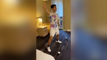 Liberación máxima: el baile de Carlos Alcaraz y su raqueta para celebrar el fin de la cuarentena