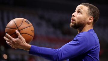 LOS ANGELES, CALIFORNIA - FEBRUARY 14: Stephen Curry #30 of the Golden State Warriors warms up prior to the game against the Los Angeles Clippers at Crypto.com Arena on February 14, 2022 in Los Angeles, California. NOTE TO USER: User expressly acknowledge