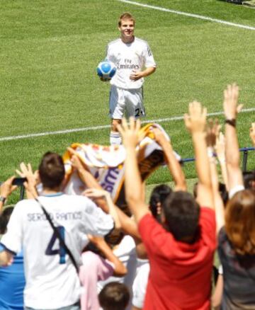 The Basque midfielder, who cost 38.9 million euros in 2013, failed to settle and returned to Real Sociedad after two seasons.