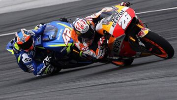 Dani Pedrosa con la Honda rodando delante de Álex Rins con la Suzuki en el test de Sepang.