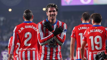 El centrocampista argentino del Atlético de Madrid Rodrigo de Paul celebra uno de los goles de su equipo durante el partido de LaLiga entre el Real Valladolid y el Atlético de Madrid.