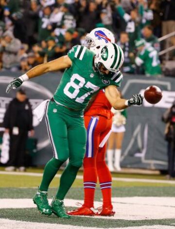 Sin embargo, la dinámica del partido cambiaría y los Jets pasarían a parecer superiores a sus vecinos estatales. Después de tres drives consecutivos que acabaron en punt por parte de los Bills, Fitzpatrick conectaría con Eric Decker para lograr un nuevo touchdown y poner un apretado 17 a 22 en el luminoso. El WR fue el máximo receptor de los Jets con 85 yardas en 6 capturas.