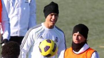 <b>LA SORPRESA. </b>Ramos, en la sesión de ayer, con el grupo.