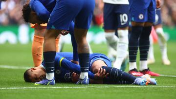 Thiago Silva, jugador del Chelsea, se duele de la rodilla en el suelo.