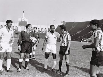 La fotografía corresponde a un partido entre Santos y Chivas, celebrado en el Memorial Coliseum de Los Ángeles, en 1965. 