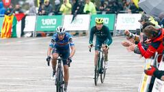 El español Mikel Landa (Soudal Quick-Step) cruza la meta en segundo lugar, seguido de Aleksandr Vlasov (Bora Hansgrohe) en la segunda etapa de la Volta Ciclista a Cataluña, la primera de montaña, en la que se impuso esloveno Tadej Pogacar (UAE Team Emirates) tras atacar en el ascenso a Vallter.