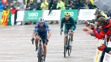 El español Mikel Landa (Soudal Quick-Step) cruza la meta en segundo lugar, seguido de Aleksandr Vlasov (Bora Hansgrohe) en la segunda etapa de la Volta Ciclista a Cataluña, la primera de montaña, en la que se impuso esloveno Tadej Pogacar (UAE Team Emirates) tras atacar en el ascenso a Vallter.