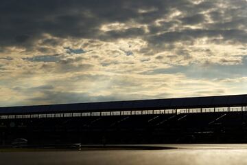 Atardecer tras la pista y la tribuna general de Silverstone.