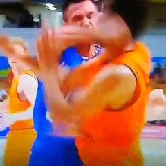 Cortocircuito extremo: Gallinari se lió a puñetazos en pleno partido
