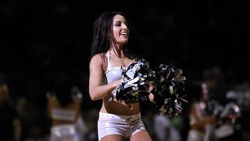 Una de las integrantes de las Silver Dancer durante un partido de los San Antonio Spurs.