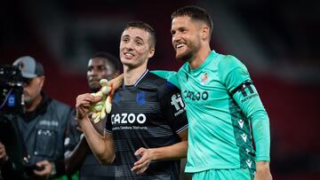 Manchester (United Kingdom), 08/09/2022.- Real Sociedad's Jon Pacheco (L) and Real Sociedad's goalkeeper Alejandro Remiro (R) react after winning the UEFA Europa League group E soccer match between Manchester United and Real Sociedad held in Manchester, Britain, 08 September 2022. (Reino Unido) EFE/EPA/PETER POWELL
