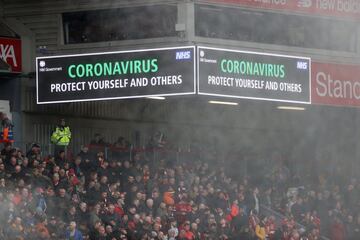 Mensaje de precaución en Anfield durante el encuentro entre el Liverpool - AFC Bournemouth. 