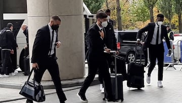El Real Madrid, aclamado en su llegada al hotel de Kiev