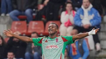 Así festejó Siren Diao su importante gol en El Molinón.