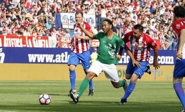 Ronaldinho con la pelota durante el partido.