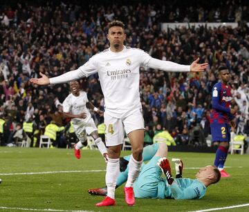 El fútbol regala historias sorprendentes con protagonistas inesperados. Mariano, con su gol en el Clásico, fue una de las más relevantes de este año en el fútbol nacional. El delantero, que no cuenta en los planes de Zidane, salió en el descuento con solo un minuto por disputar del Clásico, pero el español hizo historia anotando gol, el segundo del partido, con una cabalga por la banda izquierda en el único toque de balón del jugador.  