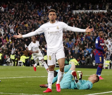 El fútbol regala historias sorprendentes con protagonistas inesperados. Mariano, con su gol en el Clásico, fue una de las más relevantes de este año en el fútbol nacional. El delantero, que no cuenta en los planes de Zidane, salió en el descuento con solo un minuto por disputar del Clásico, pero el español hizo historia anotando gol, el segundo del partido, con una cabalga por la banda izquierda en el único toque de balón del jugador.  