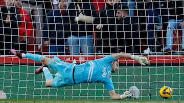 PALMA DE MALLORCA, 15/03/2025.- El portero del Espanyol Joan García intenta detener un lanzamiento durante el partido de LaLiga entre el Mallorca y el Espanyol, este sábado en el estadio de Son Moix. EFE/ Cati Cladera