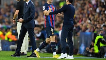 Barcelona's Spanish coach Xavi (R) greets Barcelona's Polish forward Robert Lewandowski as he leavs the pitch during the UEFA Champions League 1st round day 5, Group C football match between FC Barcelona and FC Bayern Munich at the Camp Nou stadium in Barcelona on October 26, 2022. (Photo by Pau BARRENA / AFP)