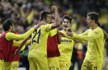 Los jugadores del Villarreal celebran su victoria por 4-0 ante la Real Sociedad al finalizar el partido.