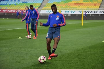 Jefferson Lerma trabajando con balón en el Estadio de Suwon