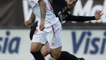 Ever Banega conduce ante Isco en un partido con el Sevilla.