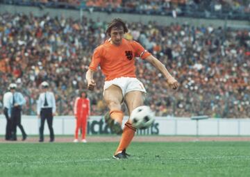 El conjunto neerland¨¦s despleg¨® un juego que pasar¨ªa a la posteridad como F¨²tbol Total y que giraba en torno a la figura de Johan Cruyff. Esta selecci¨®n ser¨ªa recordada como la Naranja Mec¨¢nica, siendo considerada uno de los equipos m¨¢s grandes de la historia del f¨²tbol.