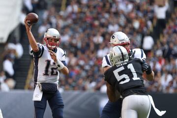 MEXICO CITY, MEXICO - NOVEMBER 19: Tom Brady #12 of the New England Patriots throws a pass against the Oakland Raiders during the first half at Estadio Azteca on November 19, 2017 in Mexico City, Mexico.   Buda Mendes/Getty Images/AFP
== FOR NEWSPAPERS, INTERNET, TELCOS & TELEVISION USE ONLY ==