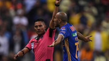 El &aacute;rbitro central del Am&eacute;rica vs Tigres cort&oacute; jugada de gol para los felinos en tiempo de compensaci&oacute;n.