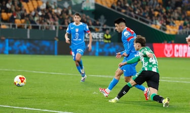 0-5 Thiago Almada centra a Antoine Griezmann, dispara, Adrián repele la pelota y le cae franca al mediocentro argentino para anotar el quinto tanto.