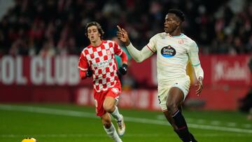 GIRONA, 20/12/2024.- El delantero sierraleonés del Real Valladolid Juma Bah (d) se escapa de Bryan Gil, del Girona, durante el partido de la jornada 18 de LaLiga entre el Girona FC y el Real Valladolid CF este viernes en el estadio Montilivi, en Girona. EFE/Siu Wu