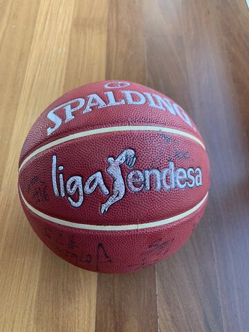 Balón firmado por la plantilla del Barça campeona de liga 2013-14.