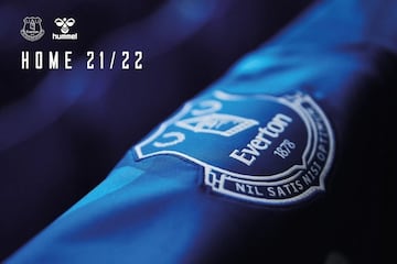 Everton presentó su nueva indumentaria local para la temporada 2021/22 con James Rodríguez como imagen.