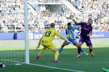 Pablo Chavarría hace soñar al Málaga en un día muy generoso del VAR