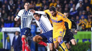 Luis Romo, de Rayados, y André-Pierre Gignac, de Tigres, durante el partido del Clausura 2023 de la Liga MX.