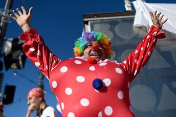 Tradición y diversión entre los nadadores, que compiten en un recorrido de 200 metros con salida y llegada frente a la estatua de Colón en el puerto de Barcelona.