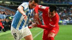 El M¨¢laga gana y el Sevilla se queja en un derbi espeso