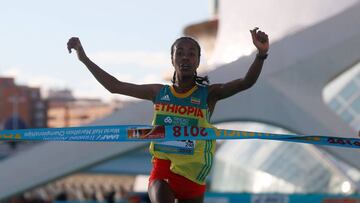 La etíope Netsanet Gudeta Kebede llega victoriosa a la meta en el Mundial de Media Maratón de Valencia, con plusmarca del mundo.