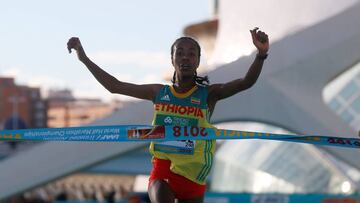 La et&iacute;ope Netsanet Gudeta Kebede llega victoriosa a la meta en el Mundial de Media Marat&oacute;n de Valencia, con plusmarca del mundo. 