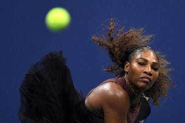 Serena Williams blitzes sister Venus at US Open