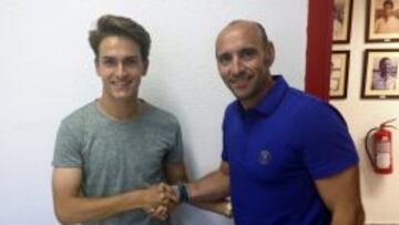 Fotograf&iacute;a facilitada por el Sevilla FC del centrocampista Denis Su&aacute;rez (i), del FC Barcelona, que estrecha la mano del director deportivo del club sevillista, Ram&oacute;n Rodr&iacute;guez Verdejo, Monchi (d), tras firmar el acuerdo para jugar cedido en este equipo las pr&oacute;ximas dos temporadas. 