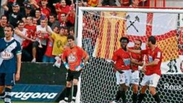 <b>DOS CARAS. </b>N'Gal, felicitado por sus compañeros ante la desolación de los rayistas Cobeño y Amaya.