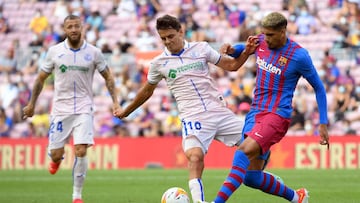 Ünal disputa un balón con Araujo en la última visita del Getafe al Camp Nou.