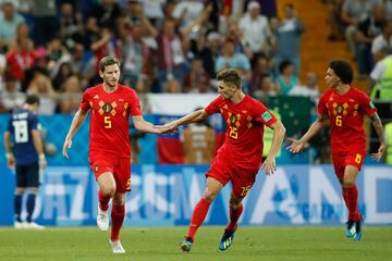 1-2. Jan Vertonghen celebró el primer gol con Thomas Meunier.