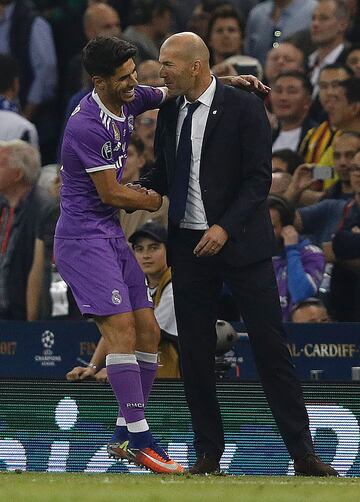 1-4. Marco Asensio celebró el cuarto gol con Zinedine Zidane.