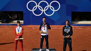 Carlos Alcaraz, Novak Djokovic y Lorenzo Musetti, en el podio olímpico.