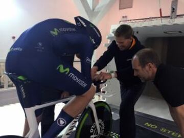 El ciclista británico de Movistar se está preparando en las instalaciones de Drag2Zero, dentro del túnel de viento de Mercedes AMG Petronas F1 en su sede de Brackley.