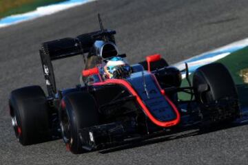 JEREZ DE LA FRONTERA, SPAIN - FEBRUARY 01:  Fernando Alonso of Spain and McLaren Honda drives during day one of Formula One Winter Testing at Circuito de Jerez on February 1, 2015 in Jerez de la Frontera, Spain.  (Photo by Mark Thompson/Getty Images)
